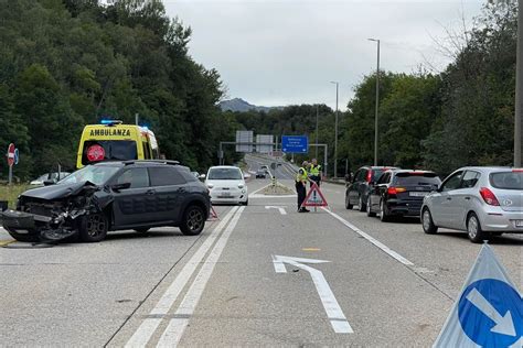 Rivera Scontro Tra Due Auto Allo Svincolo Autostradale