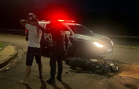 Motociclista sem CNH é preso depois de empinar e fugir da polícia em