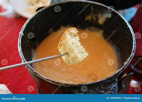 Fondue De Queso Suizo Con Pan Foto De Archivo Imagen De Invierno