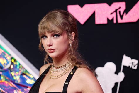 Taylor Swift racks up trophies at MTV's Video Music Awards