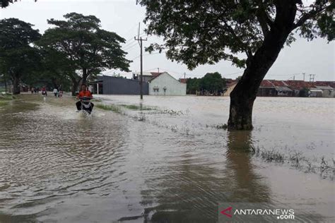 Jalur Arjawinangun Ke Panguragan Cirebon Terendam Banjir ANTARA News