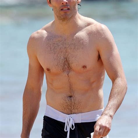 James Marsden Con El Torso Desnudo En Una Playa De Hawaii Torsos