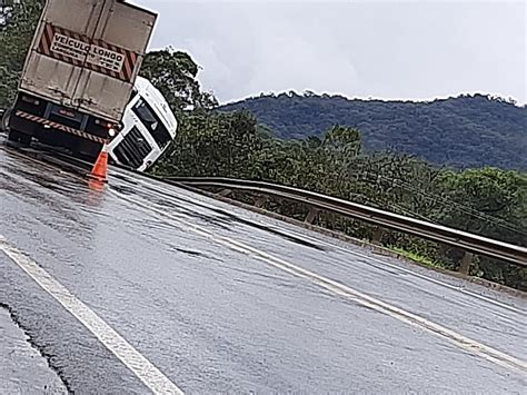 Carreta Sai Da Pista Na BR 153