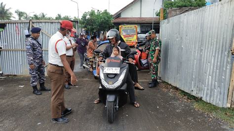 Berikan Rasa Aman Kepada Penumpang Kapal Babinsa Koramil