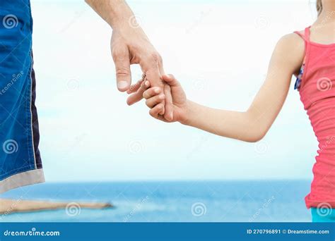 De Belles Mains De Parents Et D Enfants Sur Fond Marin Image Stock