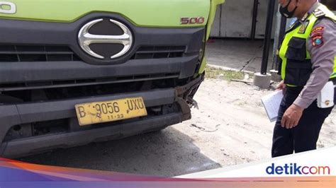 Mobil Barang Tabrak Motor Pemotor Meninggal Sopir Lari