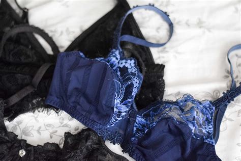 Lingerie Sur Laugh Of Artist