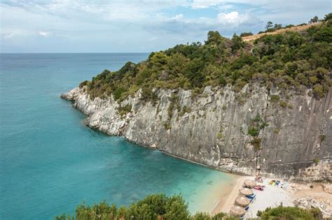 Seascape Uma Pequena Praia Em Uma Fenda Entre As Rochas Costeiras Banco