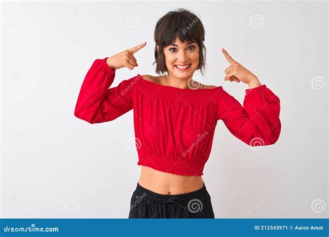 Joven Hermosa Mujer Con Camiseta Roja De Verano De Pie Sobre Fondo