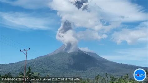 Gunung Lewotobi Laki Laki Meletus Lagi Kolom Abu Letusan Capai 800