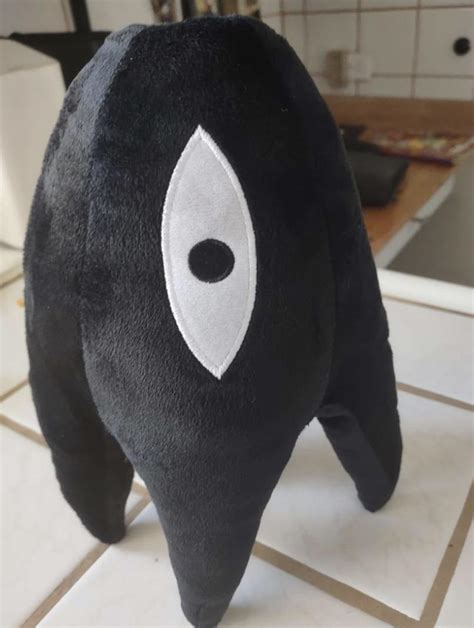 My gf bought a mari plushie : r/OMORI