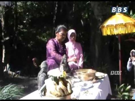 Tulungagung Kekeringan Warga Lakukan Ritual Ulur Ulur Youtube