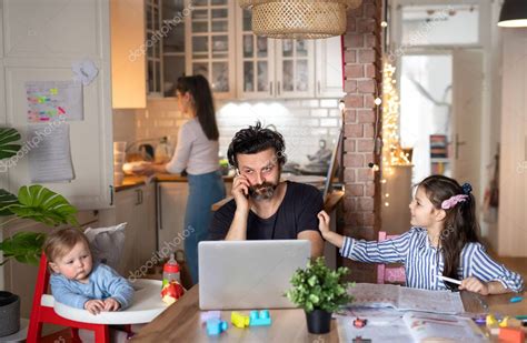 Padre Con Hijas Peque As En Cocina Aprendizaje A Distancia Oficina En