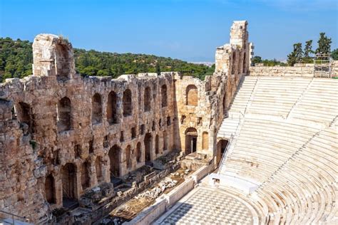 Odeon de herodes atticus na acrópole em atenas grécia Foto Premium