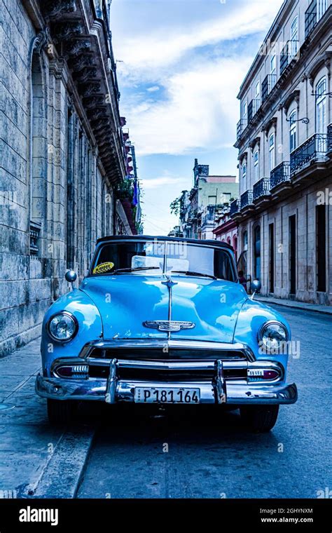 Ein Bild Voller Kontraste Ein Tolles Blaues Oldtimer Cabriolet In Den