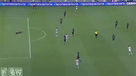 V Deo Jogador Do Botafogo Desmaia Em Cl Ssico Contra Vasco R Dio