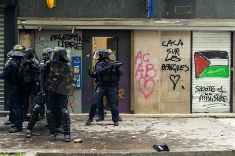 En Images Commerces D Grad S Affrontements Avec La Police Et Canons