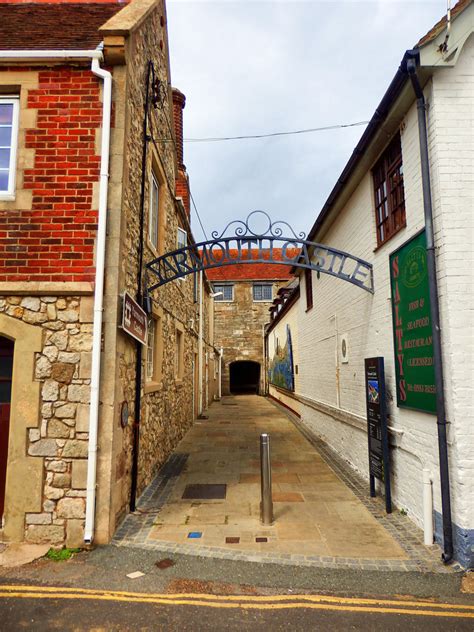 Entrance To Yarmouth Castle Isle Of Wight Yarmouth Is A T Flickr