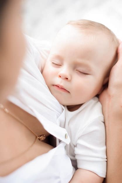 Beb Durmiendo En El Pecho De La Madre Joven Madre Abrazando Beb