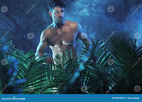 Retrato Del Modelo Desnudo Joven En La Selva Foto De Archivo Imagen