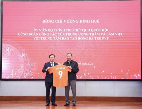 Chủ tịch Quốc hội Vương Đình Huệ thăm Trung tâm đào tạo bóng đá trẻ PVF