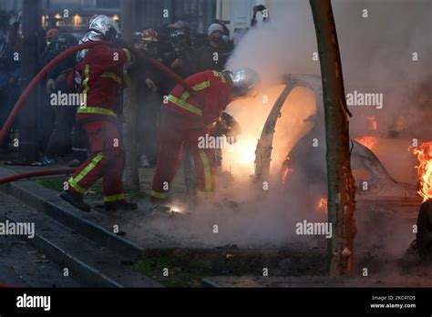 Les Pompiers Trie Ont Incendi Une Voiture Sur La Place De La Bastille