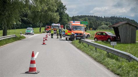 Teisendorf Auto erfasst überholendes Motorrad beim Abbiegen