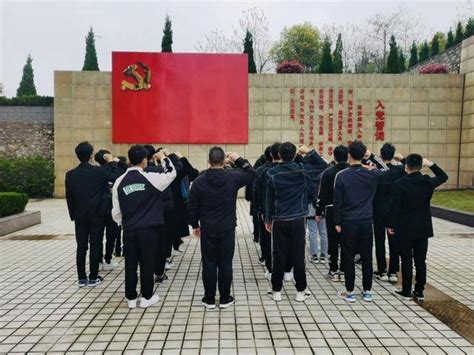 缅怀革命先烈 弘扬革命精神——铜陵学院开展“学党史、祭英烈、悟思想”活动师生