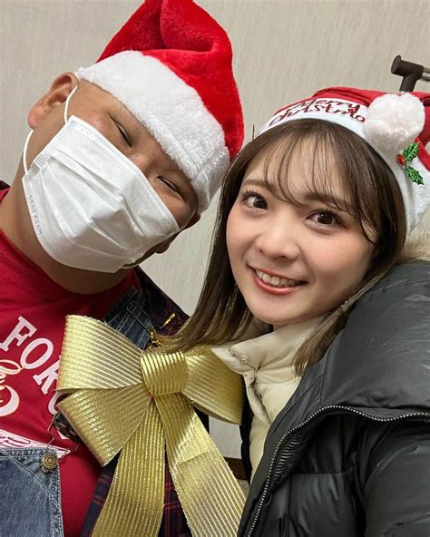 本谷紗己さんのインスタグラム写真 本谷紗己instagram「わくわく編集部 年内ラスト生放送でした〜！ みんなでサンタ帽かぶって