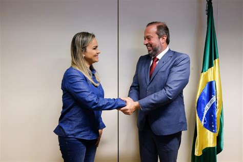 Ministra Do Turismo E O De Minas E Energia Buscam Democratizar Acesso