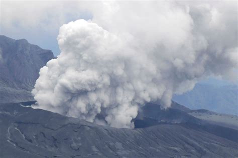 El Monte Aso Entra En Erupción