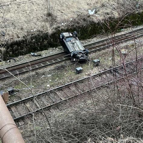 FOTO O mașină a căzut de pe un pod pe calea ferată în Predeal O