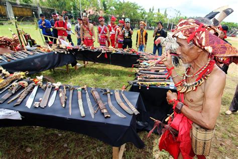 Mengenal Suku Dayak Asli Kalimantan Nasional Katadata Co Id