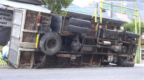 Truk Bermuatan Pupuk Terbalik Timpa Lapak Pedagang Di Gorontalo