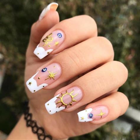 Uñas con ojo turco para alejar las malas vibras Uñas florales