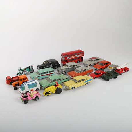 LEKSAKSBILAR 19 stycken plåt plast Dinky Toys Corgi m fl 1950 70