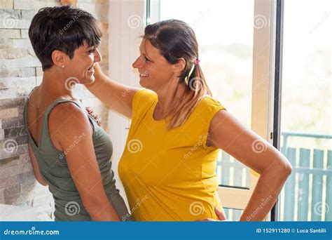 Couples Des Femmes Observant Dans L Oeil Avec Amour Photo Stock Image