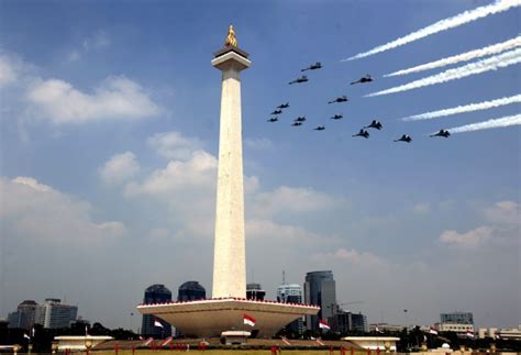 Aksi Pesawat Tempur TNI AU Bermanuver Di Atas Monas