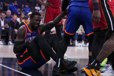 Knicks Julius Randle Dislocates Right Shoulder Vs Heat Will Undergo