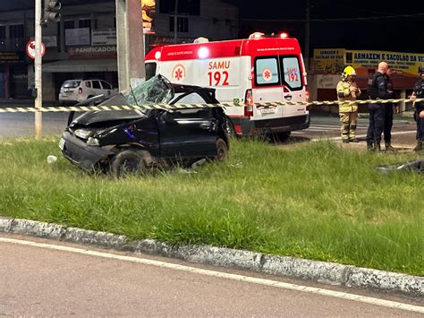 Casal e dois filhos ficam feridos após carro bater em poste