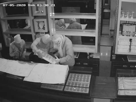 Thieves Wearing Ppe Kit And Stole From The Jewelers साताऱ्यात चोरांची