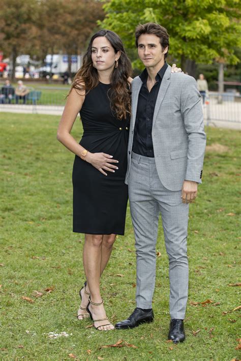 Photo Anouchka Delon Enceinte Et Son Compagnon Julien Dereims