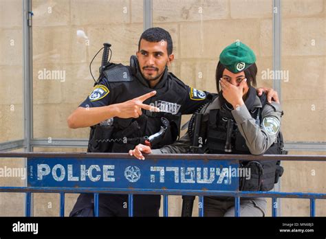 Vía Dolorosa Jerusalén Israel Una Amable Mujer Joven Policía Israelí Y Posar Para Las Fotos