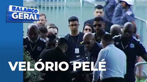 Edinho filho de Pelé se despede do pai e carrega caixão no início do