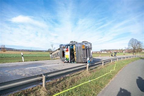 Oberfranken Laster Voller Heiz L Kippt Um Oberfranken Frankenpost