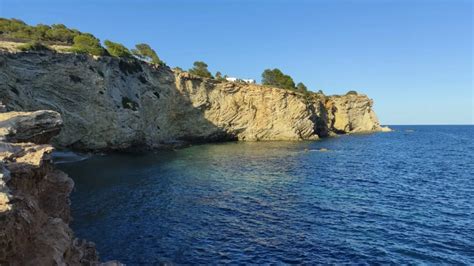 Muere un joven británico tras precipitarse desde un acantilado en Ibiza