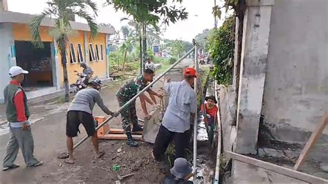 Serda Eko Wahyu Bantu Warga Pasang Plengsengan Box Culvert Kabar Jatim