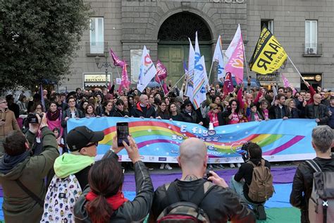 E Figl So Piezz E Core Napoli Scende In Piazza In Difesa Dei Figli