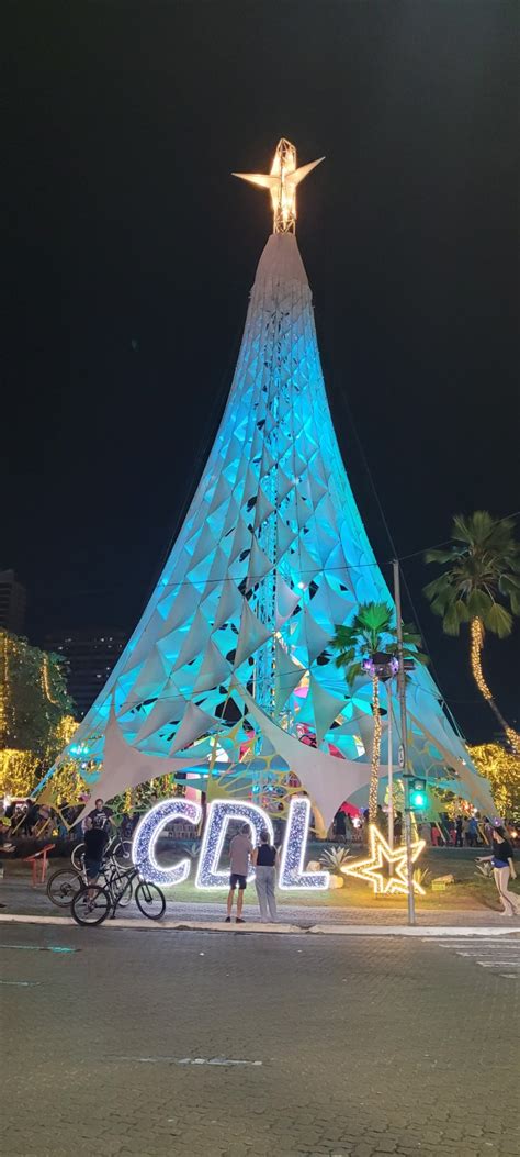 Rvores Do Cear Natal De Luz Ganham Tem Tica De Vela Em Alus O S