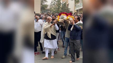 Heeraben Modi Passes Away Pm Modi Carries Out Last Rites In